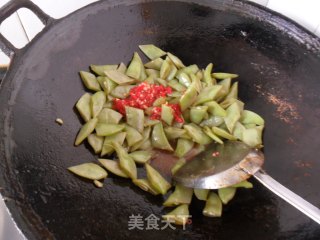 蒜蓉辣酱炒扁豆的做法步骤：6