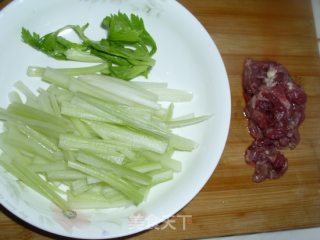 西芹炒牛肉的做法步骤：1