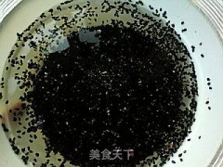 馋嘴小吃---黑芝麻糊的做法步骤：2