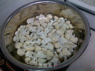 肉炒菜花的做法步骤：1