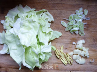 【酱爆手撕包菜】的做法步骤：2
