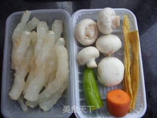 美容菜-----口蘑腐竹炒蹄筋的做法步骤：1