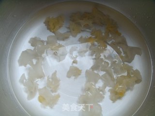 莲子银耳汤的做法步骤：4