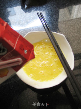 就像小孩子皮肤一样嫩滑----牛奶炖鸡蛋的做法步骤：3