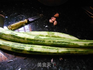 蒜茸炒丝瓜的做法步骤：2