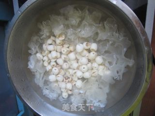 兰香子银耳莲子羹的做法步骤：2