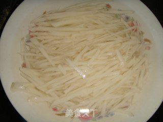 青红椒炒藕丝的做法步骤：3