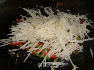青红椒炒藕丝的做法步骤：6