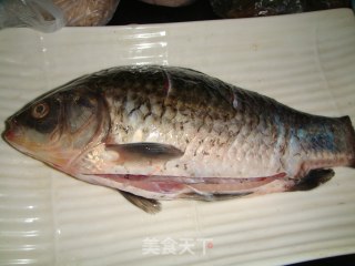 菱角米烧鲫鱼的做法步骤：2