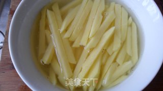椒盐薯条的做法步骤：2