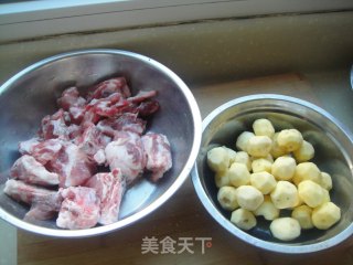 猪排炖土豆的做法步骤：1