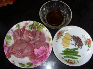 香酥鹌鹑的做法步骤：1