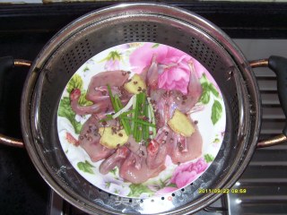 香酥鹌鹑的做法步骤：2