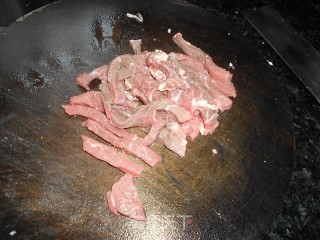 洋葱炒牛肉的做法步骤：1