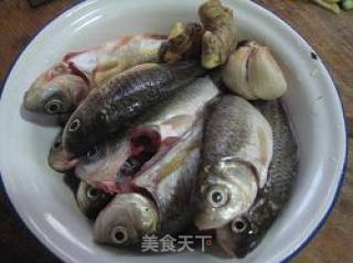 五香酥鱼的做法步骤：1