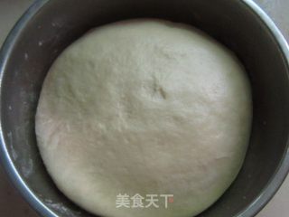 洋葱杏鲍菇培根披萨的做法步骤：2