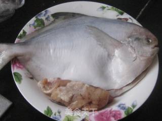 豆瓣酱烧鲳鱼的做法步骤：1