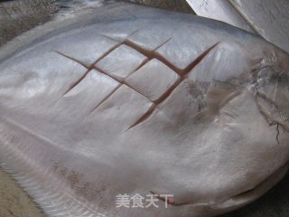 豆瓣酱烧鲳鱼的做法步骤：2