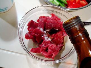 家常菜“蚝油黑椒炒牛肉”的做法步骤：1