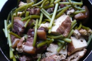 苏北农家菜——蒜苗鸭蛋烧肉的做法步骤：12