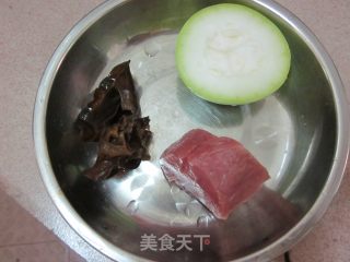 宝宝辅食——木耳西葫芦瘦肉汤的做法步骤：1