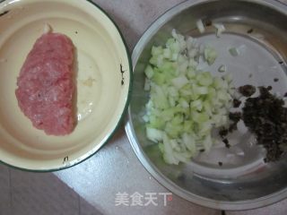 宝宝辅食——木耳西葫芦瘦肉汤的做法步骤：2