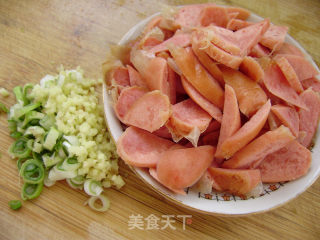 家常菜----扁豆炒烤肠的做法步骤：2