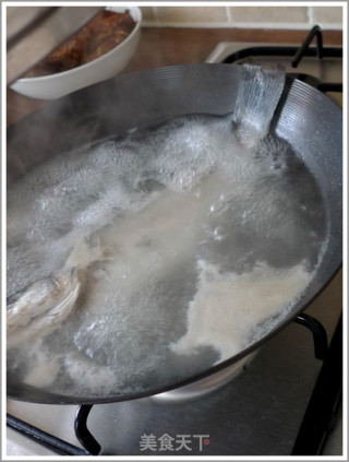 鲜掉眉毛的奶白鱼汤——超唐僧教你做不加奶就很白的鱼汤的做法步骤：4