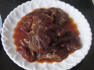 杏鲍菇炒五香牛肉条的做法步骤：1