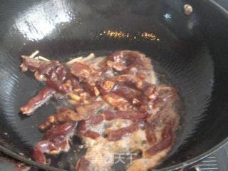 杏鲍菇炒五香牛肉条的做法步骤：4