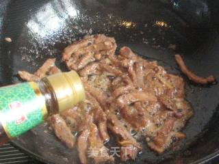 杏鲍菇炒五香牛肉条的做法步骤：5
