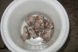 玉米胡萝卜猪骨汤的做法步骤：2