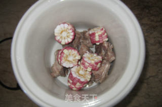 玉米胡萝卜猪骨汤的做法步骤：3