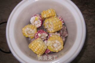 玉米胡萝卜猪骨汤的做法步骤：4
