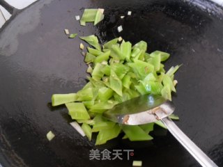 莴笋炒板栗的做法步骤：2