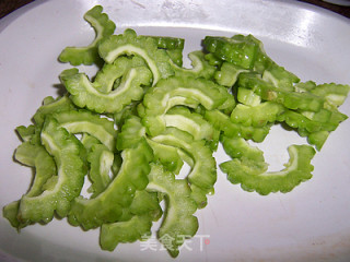 消食开胃的豉香肉末炒苦瓜的做法步骤：2