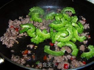 消食开胃的豉香肉末炒苦瓜的做法步骤：5