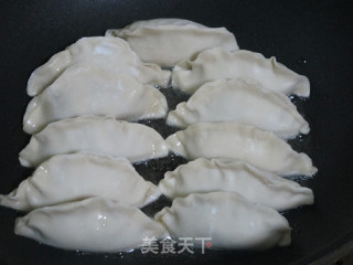 全手工圆白菜鲜肉锅贴的做法步骤：22