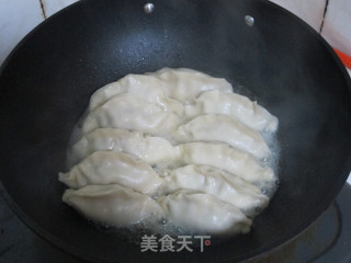 全手工圆白菜鲜肉锅贴的做法步骤：24