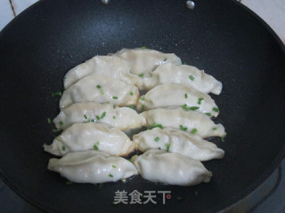全手工圆白菜鲜肉锅贴的做法步骤：25
