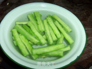 香辣爽口的老干妈辣酱拌苦瓜的做法步骤：4