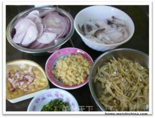 好吃介绍@@大马美食~~椰浆饭配搭墨鱼叁巴的做法步骤：1