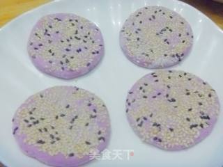 【简单制作的花样饼大全】双麻紫薯糯米饼的做法步骤：17