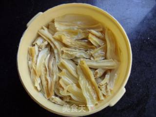凉拌芹菜腐竹的做法步骤：2