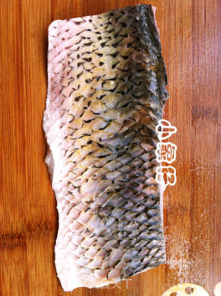 一鱼两吃——番茄菠萝鱼的做法步骤：1