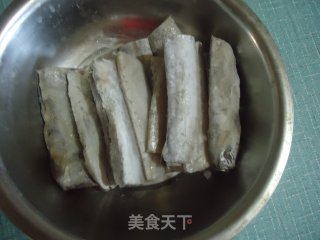 干炸带鱼的做法步骤：1