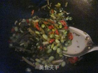 酸菜炒毛豆的做法步骤：6