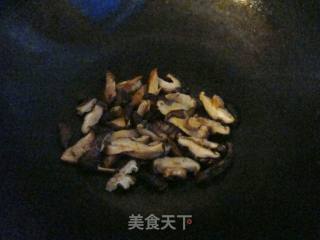 香菇炒鸡蛋的做法步骤：4