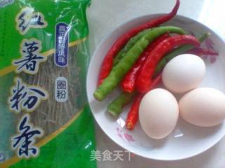 青椒炒鸡蛋和粉丝的做法步骤：1