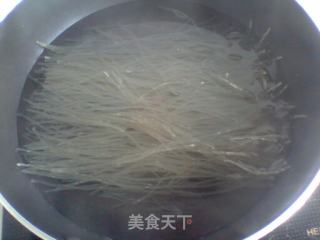 青椒炒鸡蛋和粉丝的做法步骤：2